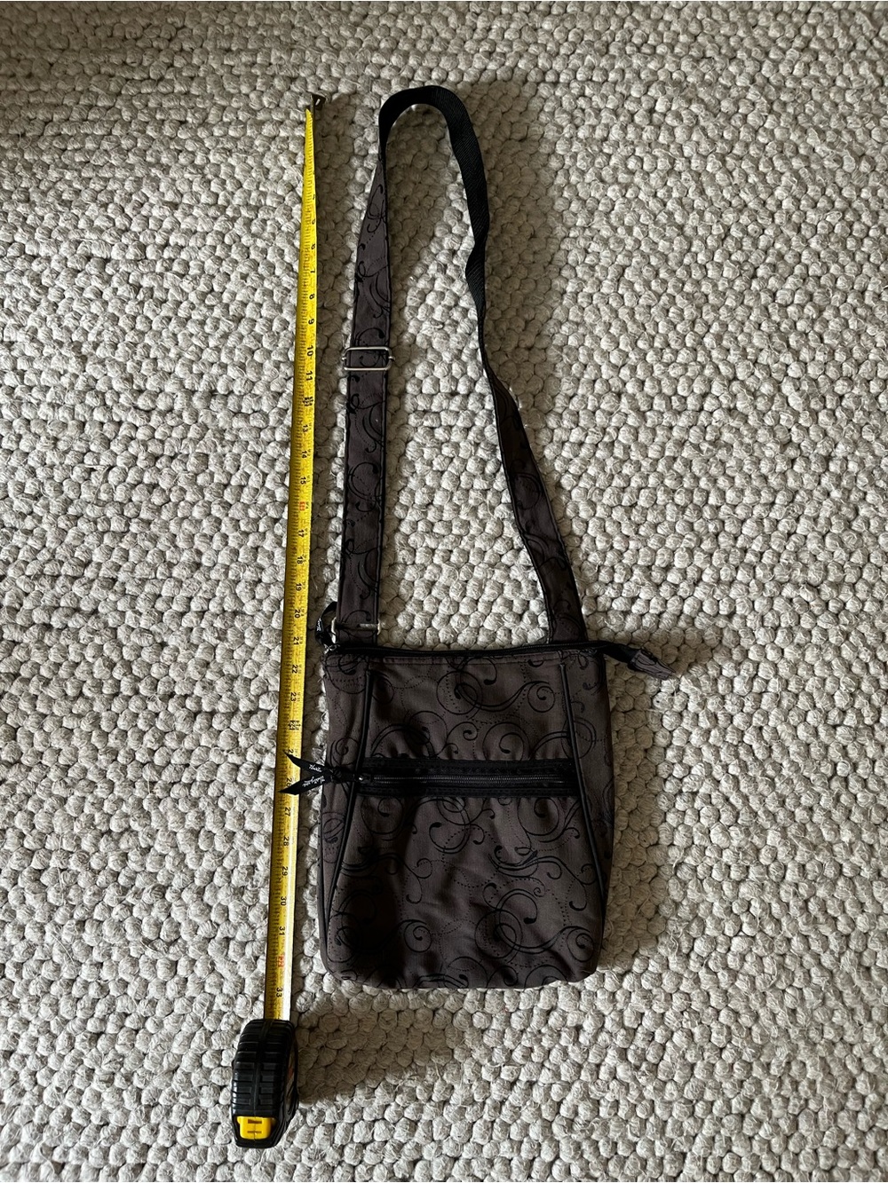 Thirty-one crossbody bag in fun pattern.
